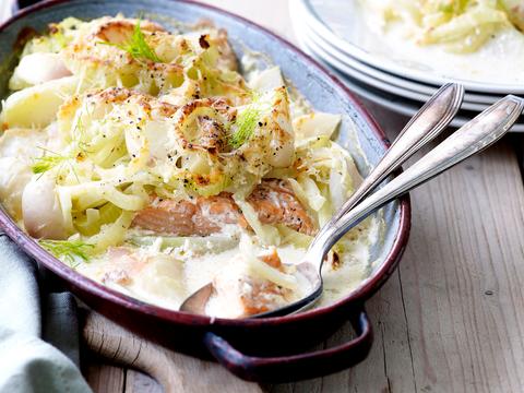 Ovenschotel met zalm, venkel en raapjes