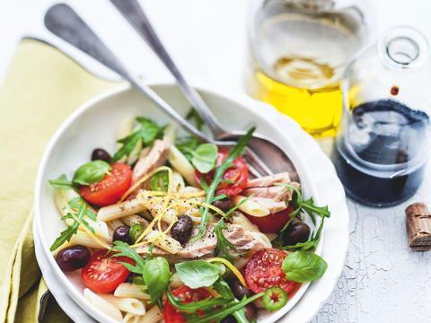 Pastasalade met tonijn en basilicum