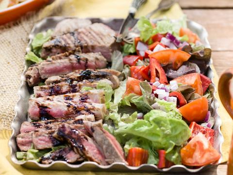 Gegrilde balsamicosteak met rode aardappelen