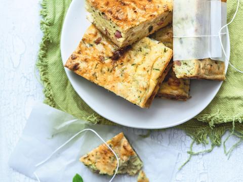 Courgette-fetaflan met spekjes en basilicum