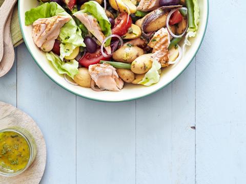 Salade niçoise met gegrilde zalm