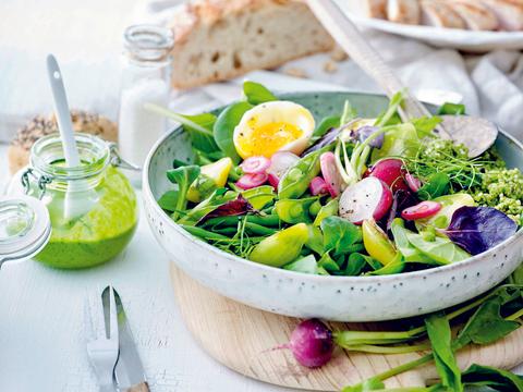 Lentesalade met spinaziequinoa, kip en ei