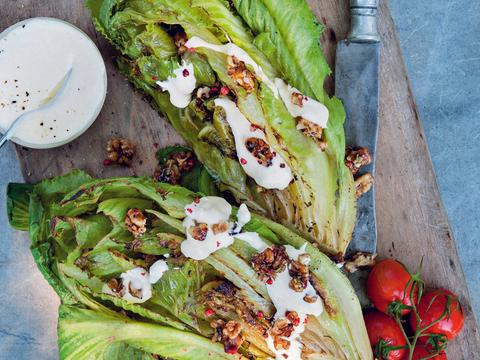 Gegrilde Romeinse sla met notencrunch