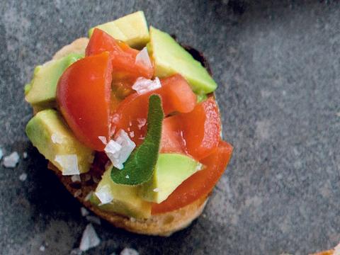 Crostini met avocado en tomatensalsa