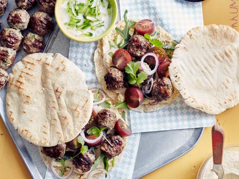 Spiesje met lamsballetjes en pitabrood