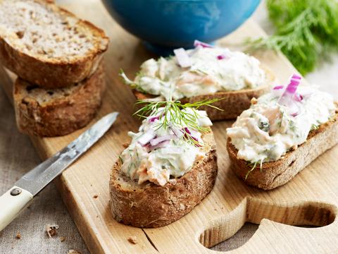 Bruschetta met zalmsalade