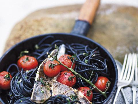 Zwarte pasta met witte wijn en gegrilde zeebarbeel