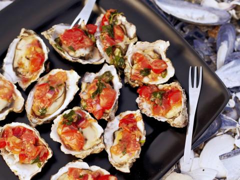 Barbecue-oesters met tomaat en basilicum