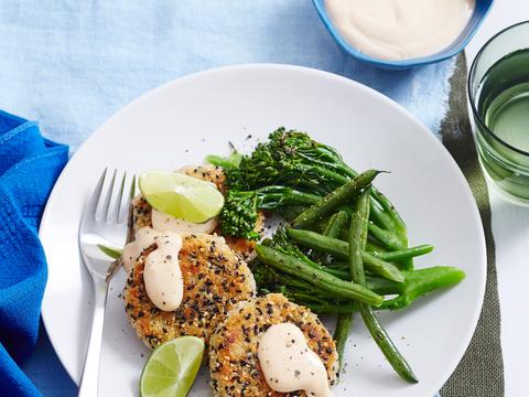 Sesam-kippenburgers met groenten en chilimayo