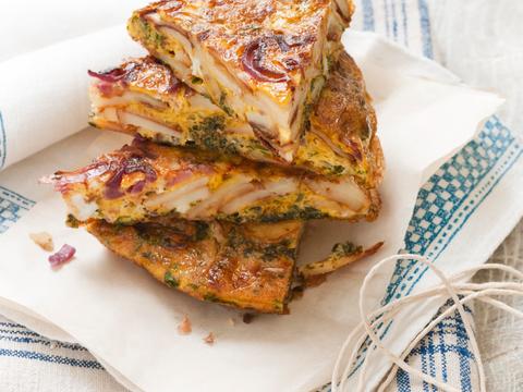 Aardappeltortilla met saffraan en ansjovis