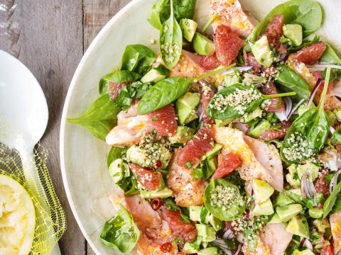 Salade met zalm, avocado en pompelmoes