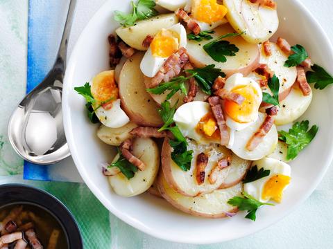 Aardappelsalade met spek en zachtgekookte eitjes