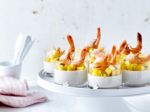 Panna cotta van kokosmelk met mango-ananas-salsa