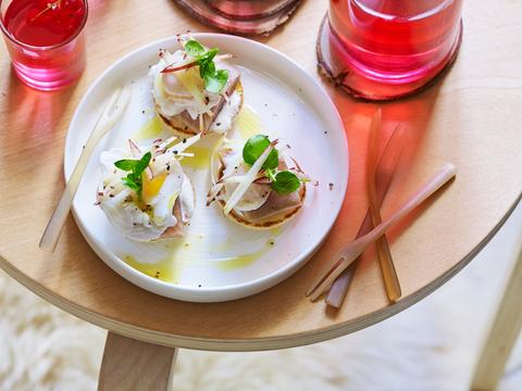 Blini's met kwarteleitjes