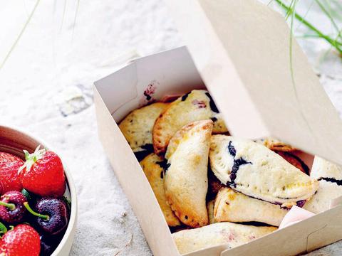 Zoete empanada's met blauwe bessen