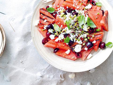 Gegrilde watermeloen met feta, kers en pistache