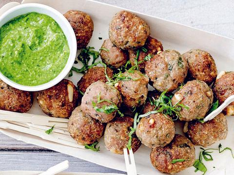 Pecorinoballetjes met spinaziepesto