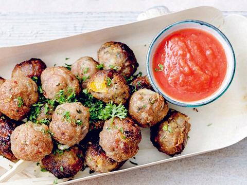 Traditionele balletjes met tomatendip