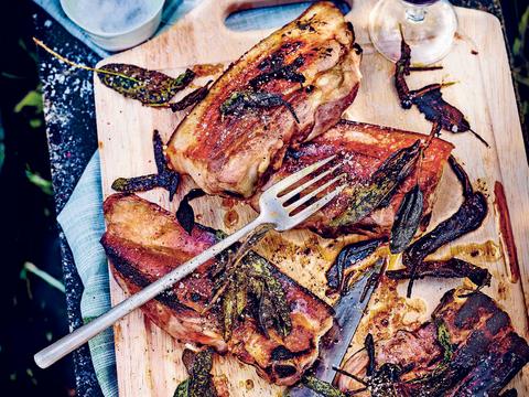Barbecuespek met salie en kruidige krieltjes