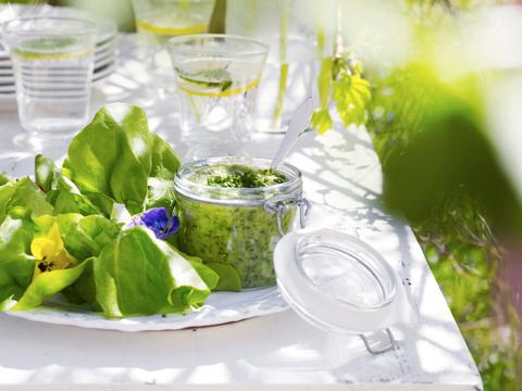 Fleurige kropsla met avocado-kruidendressing
