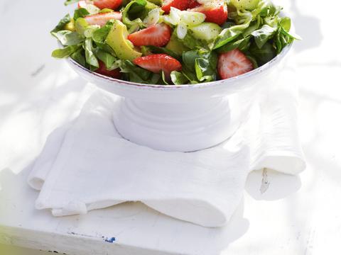 Zomerse salade met aardbeien en avocado