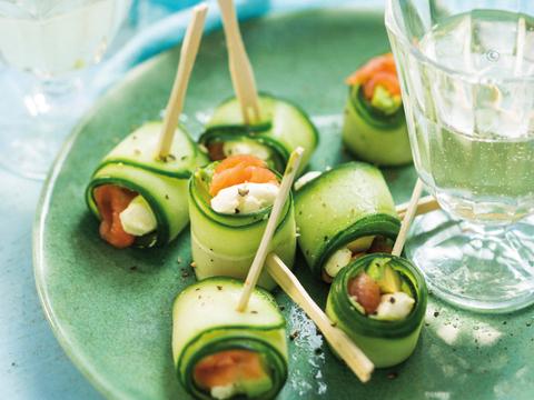 Komkommerrolletjes gevuld met avocado en zalm