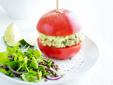 Kipburger met avocadosalade