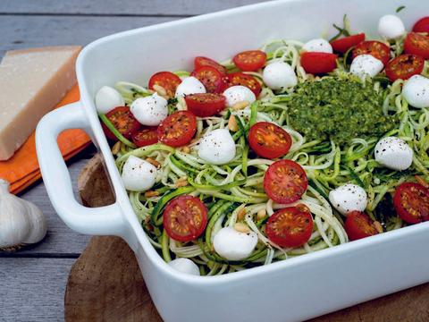 Spaghetti courgetti met pesto, ovengegaarde tomaatjes en mozzarella