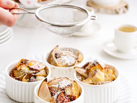 Verloren brood met verse vijgen en peer