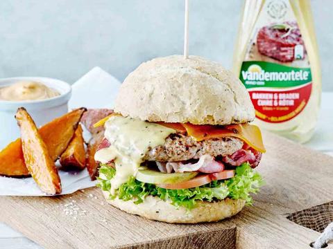 Burger met zoete aardappelfrietjes