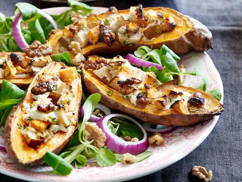 Zoete aardappel gevuld met peer, kaas, noten