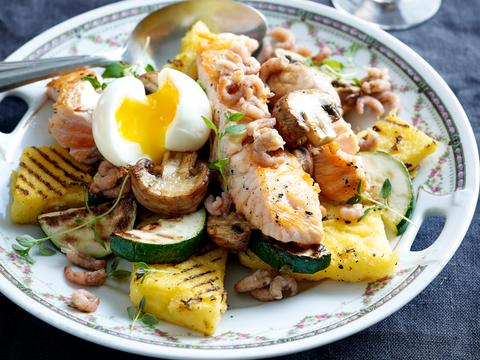 Gegrilde polenta met zalm, ei en garnaaltjes