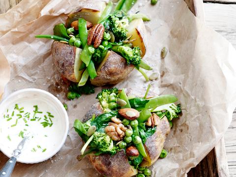 Gepofte aardappel met groenten en zure room