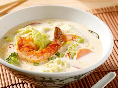 Koolsoep met kokosroom en scampi