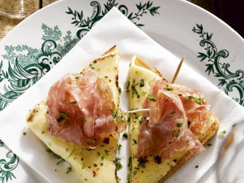 Pittige toast met pikante salami en kaas