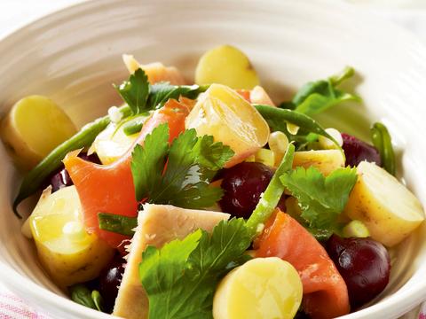 Aardappelsalade met bietjes en gerookte vis