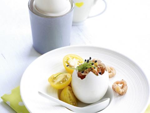 Eierschaaltjes met roerei en garnalen of aardappelsalade