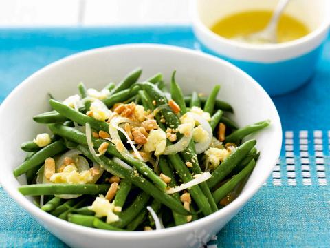 Bonensalade met ui, kaas en pinda's