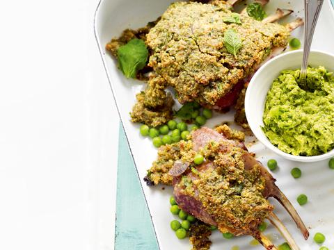 Melklam in kruidenkorst en salsa verde met doperwt