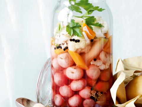 Lichte pickles van lentegroenten