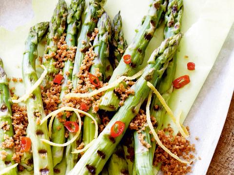 Gegrilde asperges met krokante topping
