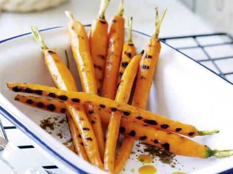 Gegrilde worteltjes met ui-crumble en sinaasvinaigrette