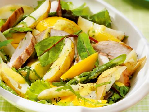 Lauwe aardappelsalade met kip, asperges en mango
