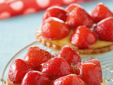 Aardbeientaartjes met zanddeeg