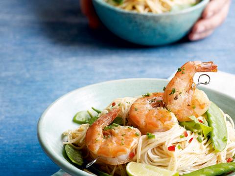 Gegrilde scampi met romige eiernoedels