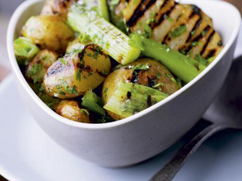 Gegrilde aardappelen en groene selder