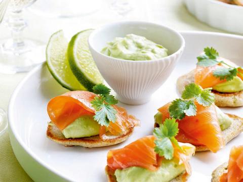 Kruidenblini's met avocado en zalm