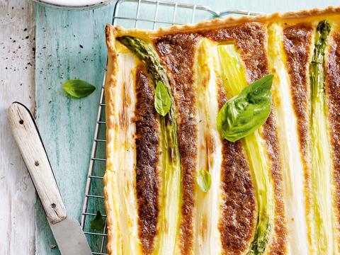 Zomerse quiche met duo van asperges