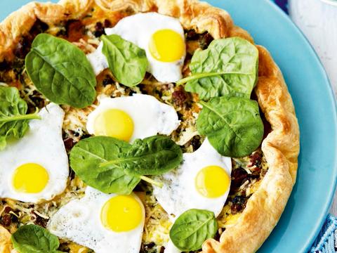Quiche met lamsgehakt, spinazie en kwarteleitjes