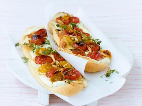 Focaccia met tomaten, geitenkaas en pijnboompitten